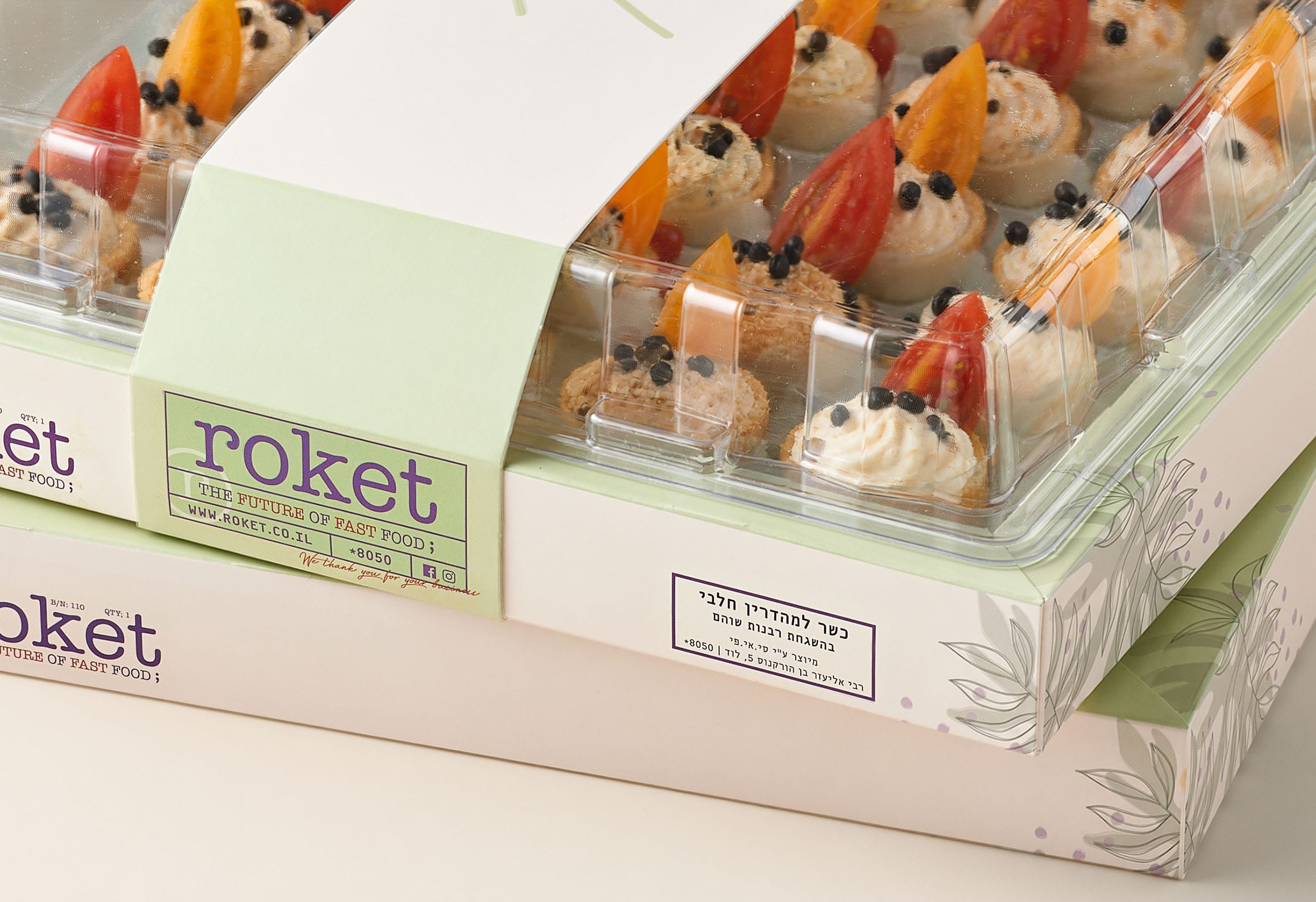 roket-modular-food-trays-Close-up Close-up of the ROKET modular catering tray showcasing the branded locking band, transparent lid, and premium finger food presentation.